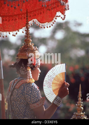 Traditional Thai dancer with fan, Ratchathewi District, Bangkok, Thailand Stock Photo