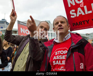 28.04.12 Auckland New Zealand. L to R Shadow Labour Housing Minister Phil Twyford MP with Labour Leader David Shearer MP. Stock Photo