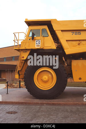 Catterpiller Decatur Il Caterpillar 785 off road mining truck at the Decatur, IL manufacturing ...