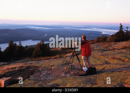 Elk282-2434 Maine, Acadia National Park, Cadillac Mt, Eagle Lake overlook with photographer Stock Photo