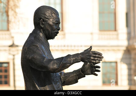 London, England, UK. Bronze statue (Ian Walters, 2007) of Nelson Mandela in Parliament Square. Stock Photo