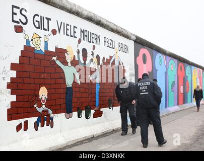 Berlin, Germany. 26th February 2013. Police guard the East Side Gallery during a press conference held by the group 'Mediaspree versenken!' (Sink the Mediaspree!) and various other Berlin clubs in Berlin, Germany, 26 February 2013. They were discussing the campaign against the demolition of part of the East Side Gallery to make way for new luxury apartments. Photo: STEPHANIE PILICK/dpa/Alamy Live News