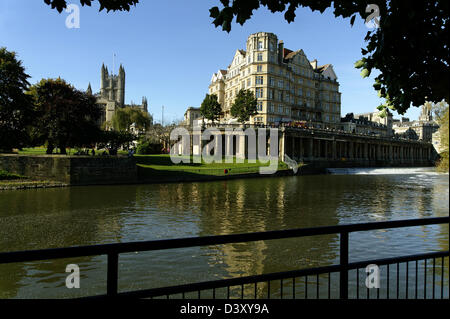 River Avon, Bath, with the Empire Hotel and Bath Abbey in view Stock Photo