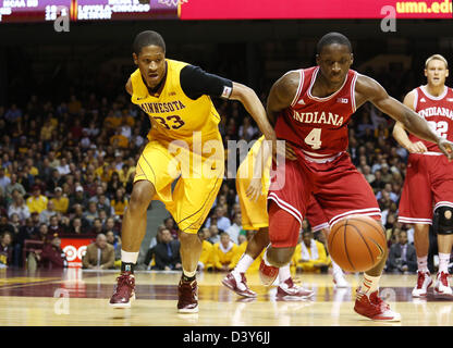 Minneapolis, USA. 26th February 2013. Minnesota Gophers forward Rodney Williams Jr. (33) and Indiana Hoosiers guard Victor Oladipo (4) race for the ball during the NCAA basketball game between the Minnesota Gophers and the Indiana Hoosiers at Williams Arena in Minneapolis, Minnesota.  Credit:  Cal Sport Media / Alamy Live News Stock Photo