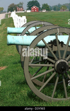 Cannons line road with civil war farm in background Gettysburg Pennsylvania Stock Photo