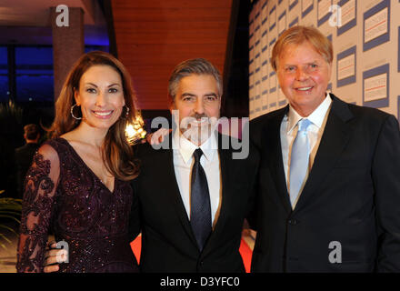 Baden-Baden, Germany. 26th February 2013. The prizer winner of the German Media Prize 2012, US actor George Clooney (C), arrives for the award ceremony with Karlheinz Koegel (R) of Media Control and Koegel's wife Dagmar in Baden-Baden, Germany, 26 February 2013. Photo: Uli Deck/dpa/Alamy Live News Stock Photo