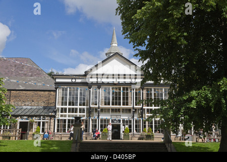 The Pavilion houses a cafe, coffee bar, conservatory, shops and the Pavilion Arts Centre Stock Photo