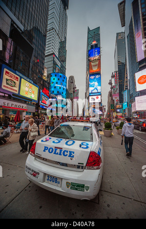 Police ensure security for the millions of visitors to New York's Times Square Stock Photo