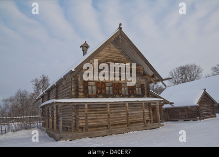 Russian peasant house with granary (circa XIX c.) from Ryshevo village. Vitoslavlitsy open-air museum. Russia Stock Photo