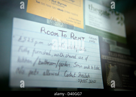 Room to Let sign in shop window Stock Photo