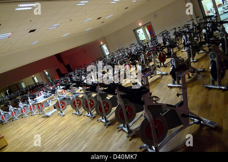 (dpa FILE) - An archive picture, dated 11 December 2010, shows indoor-bikes staning in a semi-circle in a gym in Berlin, Germany.    Photo: Alex Ehlers Stock Photo