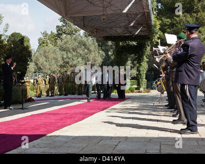 Jerusalem, Israel. 28th February 2013. Mr. Sarath Devesena Wijesinghe, newly appointed Democratic Socialist Republic of Sri Lanka Ambassador to Israel, is welcomed at the President's Residence with a military honor guard. Jerusalem, Israel.   Mr. Sarath Devesena Wijesinghe, newly appointed Democratic Socialist Republic of Sri Lanka Ambassador to Israel, presents his Letter of Credence to the President of the State of Israel, Shimon Peres, in a formal ceremony at the President's Residence. Credit:  Nir Alon / Alamy Live News Stock Photo