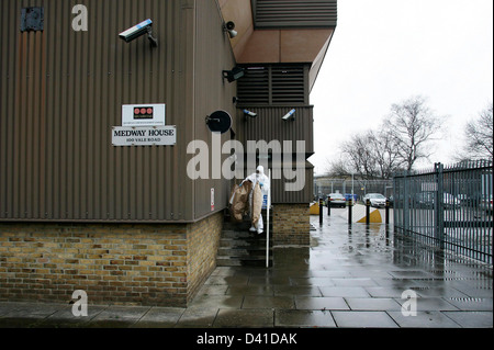 Police forensics officers at the scene of an armed robbery at the Securitas Depot in Tonbridge, Kent on 22 February 2006. Stock Photo