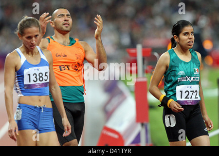 dpa) - Iranian Newcomer Ali Karimi (R) wears the Bayern Munich shirt for  the first time during the opened training session in Munich, Germany,  Saturday 2 July 2005 Stock Photo - Alamy