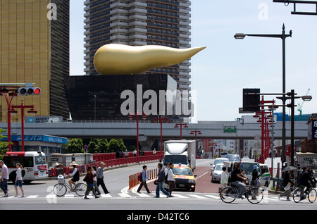 Gold flame sculpture, or Flamme d'Or, atop Asahi Super Dry Beer Hall in Asakusa, Tokyo designed by architect Philippe Starck. Stock Photo