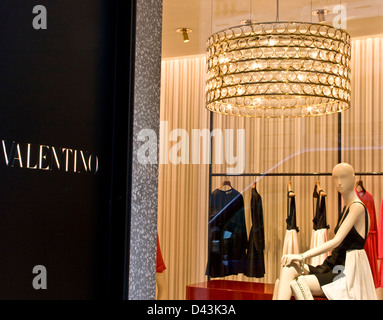 Rundt om ikke hele Milan, Valentino Boutique, Milan Stock Photo - Alamy
