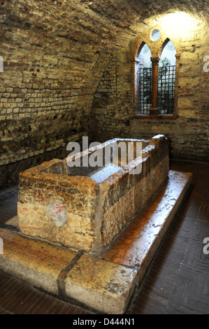 Italy, Veneto Verona Tomb Of Juliet, Statue of William Shakespeare ...