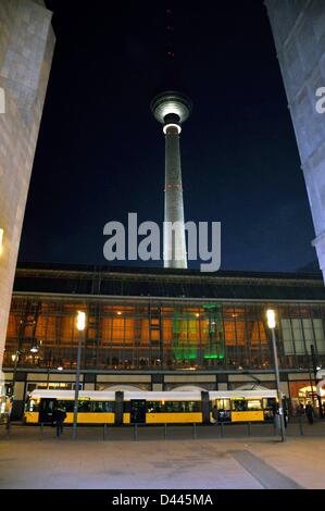 Night view of the illuminated TV tower at Alexanderplatz in Berlin, Germany, 24 February 2011. A tram of Berliner Verkehrsbetriebe (BVG) stops in front of the building of the train station Alexanderplatz. Fotoarchiv für ZeitgeschichteS.Steinach Stock Photo