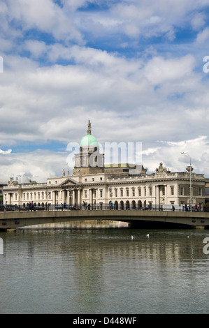 Vertical view of The Custom House, Teach an Chustaim, with Talbot Memorial Bridge across the River Liffey in Dublin on sunny day Stock Photo