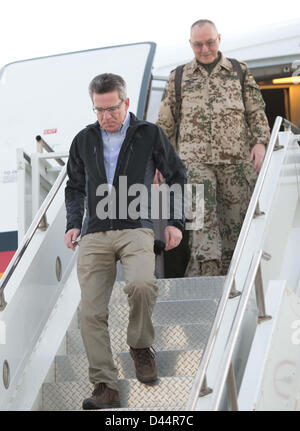 German Minister of Defence Thomas de Maiziere arrives in Mazar-i-Sharif, Afghanistan, 05 March 2013. The Federal Minister visits military bases of the German Bundeswehr in Afghanistan. Photo: Maurizio Gambarini Stock Photo