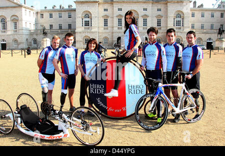 CRAIG PREECE & ANDYGRANT & LORRAINE KELLY & PETA TODD & JON-ALLAN BUTTERWORTH & JON VAN GASS & BEN ZISSMAN HELP FOR HEROES HORSE Stock Photo