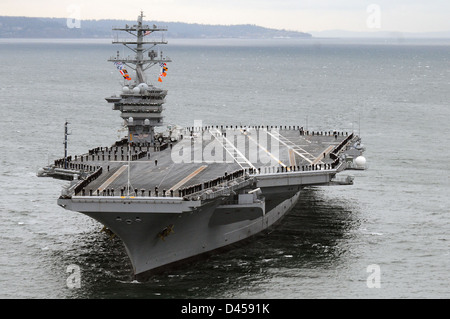 USS Nimitz arrives at its new homeport at Naval Station Everett. Stock Photo