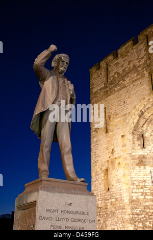 Statue of David Lloyd George in Castle Square / Y Maes with East Gate tower to right of frame Caernarfon Gwynedd North Wales UK Stock Photo