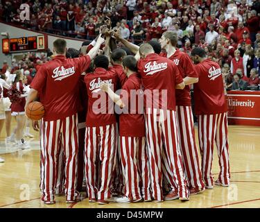 Bloomington, Indiana, USA. 5th March, 2013. Indiana Hoosiers huddle up during an NCAA basketball game between Ohio State University and Indiana University at Assembly Hall in Bloomington, Indiana. Ohio State upset #2 Indiana 67-58. Stock Photo