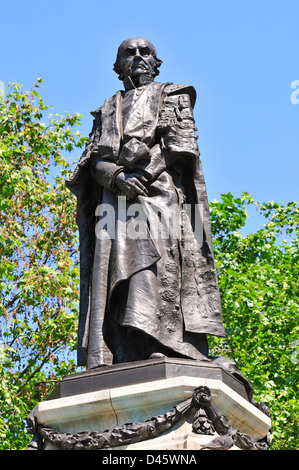 London, England, UK. Statue of William Gladstone (1809-98, Prime Minister) in front of St Clement Danes Church in the Aldwich. Stock Photo