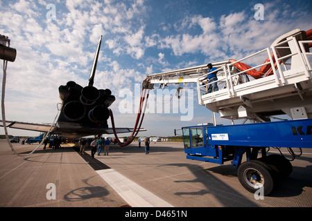 Space Shuttle Atlantis lands on Runway 22 at Edwards Air Force Base ...