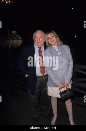 ED ASNER with wife Cindy Gilmore.Tom Hayden Fundraiser sportsman Lodge in Studio City , Ca. 2001.k21429psk.(Credit Image: © Paul Skipper/Globe Photos/ZUMAPRESS.com) Stock Photo