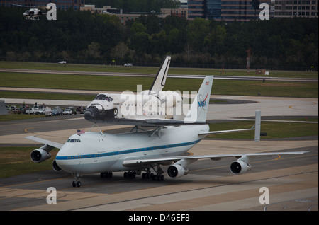 Space Shuttle Discovery Landing (201204170030HQ) Stock Photo