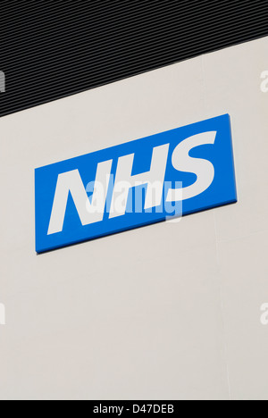 NHS sign and logo on the side of a health centre Stock Photo: 54253976 ...