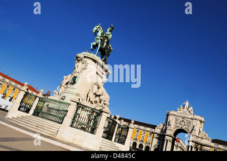 Famous arch at the Praca do Comercio showing Viriatus, Vasco da Gama, Pombal and Nuno Alvares Pereira Stock Photo