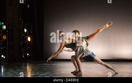 Richard Alston's latest work BUZZING ROUND THE HUNISUCCLE at the New Wimbledon Theatre, London Stock Photo