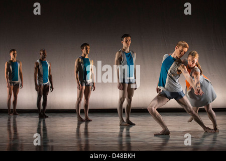 Richard Alston's latest work BUZZING ROUND THE HUNISUCCLE at the New Wimbledon Theatre, London Stock Photo