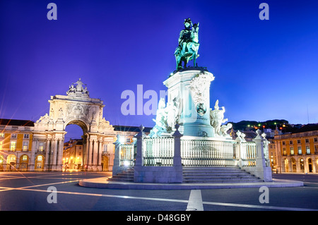 Famous arch at the Praca do Comercio showing Viriatus, Vasco da Gama, Pombal and Nuno Alvares Pereira Stock Photo