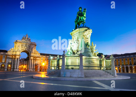 Famous arch at the Praca do Comercio showing Viriatus, Vasco da Gama, Pombal and Nuno Alvares Pereira Stock Photo