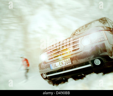 WINTER SPORT: Man & Machine (2011 Range Rover) Stock Photo