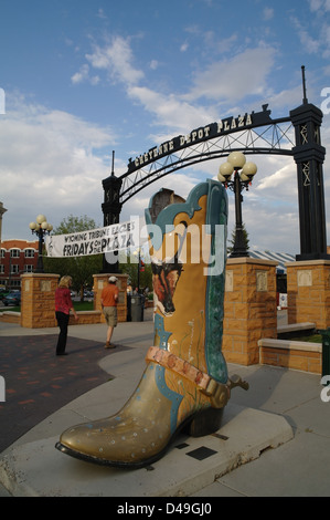 Evening view giant cowboy boot, 'Don't Feed the Animals', standing outside entrance, Depot Plaza, Cheyenne, Wyoming, USA Stock Photo