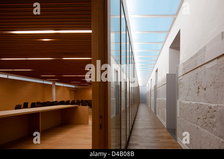 Palacio De Justicia in Burgos, Burgos, Spain. Architect: Primitivo Gonzalez Arquitecto, 2012. View of courtroom and hallway. Stock Photo