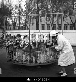 Children stand in a carousel on the playground in a kindergarten in Pyongyang, the capital of the Korean Democratic People's Republic, photographed on the 1st of November in 1971.     Photo: ddrbildarchiv.de / Klaus Morgenstern - GESPERRT FÜR BILDFUNK Stock Photo