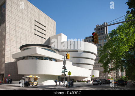 SOLOMON GUGGENHEIM MUSEUM (©FRANK LLOYD WRIGHT 1959 / GWATHMAY SIEGEL ASSOCS 1992) FIFTH AVENUE MANHATTAN NEW YORK CITY USA Stock Photo