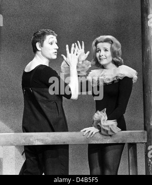 STOP THE WORLD... I WANT TO GET OFF (1966) TONY TANNER MILLICENT MARTIN PHILIP SAVILLE (DIR) SWGO 001 MOVIESTORE COLLECTION LTD Stock Photo