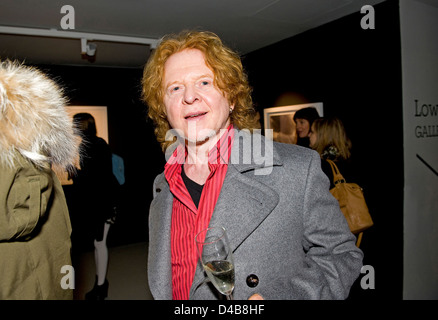 Mick Hucknall at the Rook and Raven Gallery , London. An exhibition of photographs and art named Bill Wyman Reworked Stock Photo