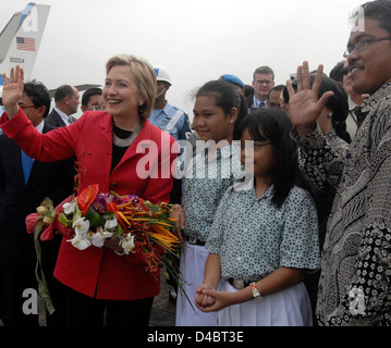 jar karta Secretary Clinton in Jarkarta With Children's Choir Stock Photo  jar karta