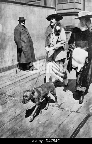 Easter parade 1915 - Two women walking with dog, Fifth Avenue, New York City. Stock Photo