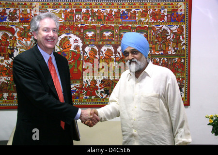 Under Secretary Burns Shakes Hands With Indian Deputy Chairman of the Planning Commission Montek Singh Ahluwalia Stock Photo