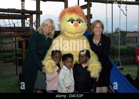 Dr. Jill Biden, Liz Berry Gips, South African Children, and Kami Pose for a Photo Stock Photo