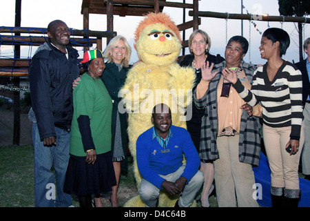 Dr. Jill Biden, Liz Berry Gips, Mapetla Staff, and Kami Pose for a Photo Stock Photo